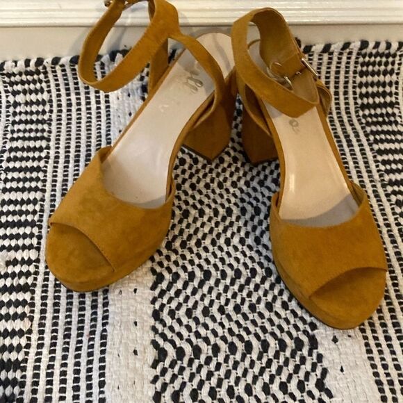 Callisto California Yellow Sandals 8.5 - Picture 4 of 16